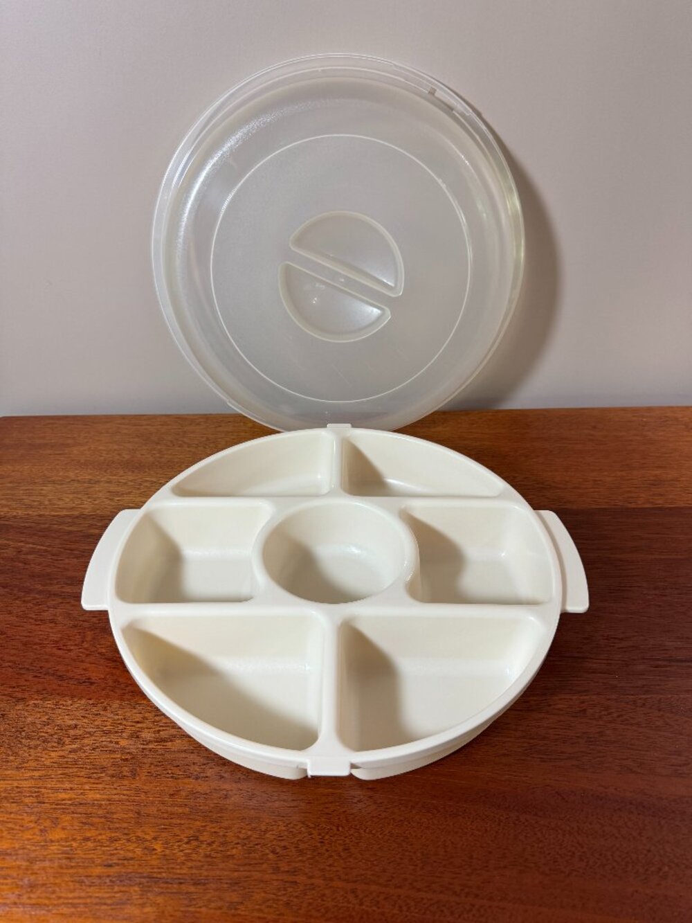 Rubbermaid Servin Saver 0259  12" Round Veg/Fruit/Chips & Dip Tray